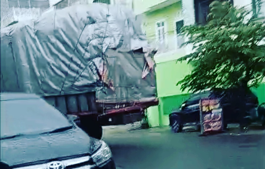 Truk Besar Buat Kabel Listrik Putus Di Jalan Pukat II, Ada Apa? Pemko Medan Ogah Laksanakan Rekomendasi Komisi 4 DPRD Kota Medan