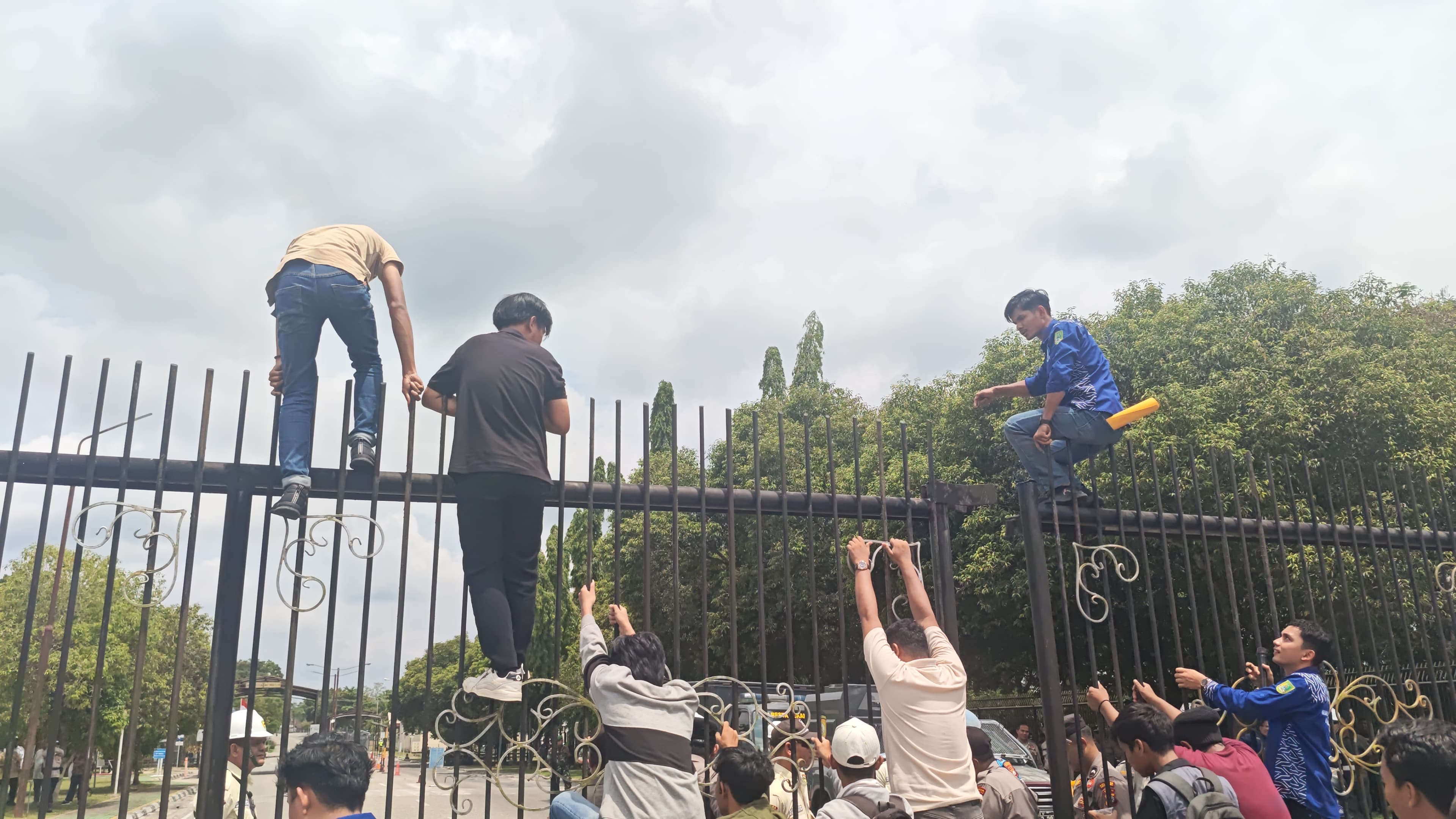 Miris... Top Manajemen PT. PHR Pekanbaru Kabur Usai Didemo HIPEMAROHI-Pekanbaru  Desak Direktur PT. PHR Mundur