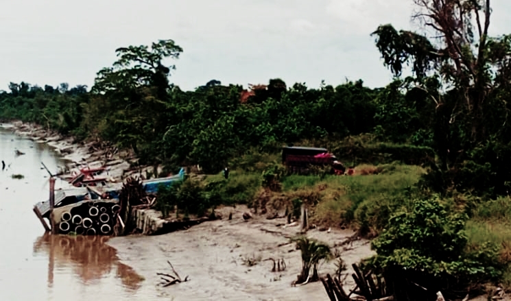 Waduhh.. Pelabuhan Tikus Jembatan Pedamaran II Rohil Kembali Ada Import Illegal Dikawal Mobil Pribadi