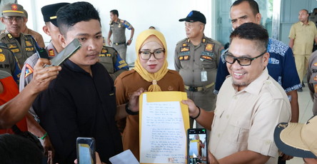 Unjuk Rasa Aliansi Nelayan di DPRD Kepri, Minta Izin dan Aktivitas Tambang Pasir Laut Pulau Poto Dihentikan