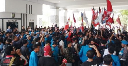 Unjuk Rasa Aliansi Nelayan di DPRD Kepri, Minta Izin dan Aktivitas Tambang Pasir Laut Pulau Poto Dihentikan