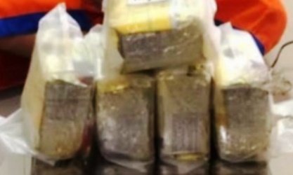 Warga Pekanbaru Lihat 5 Bungkus Diduga Sabu Diciduk Polisi