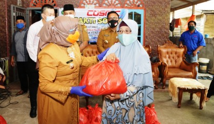 PT. Cosmic Serahkan Paket Sembako Secara Simbolis Oleh Rahma Pada Warga Kampung Melayu