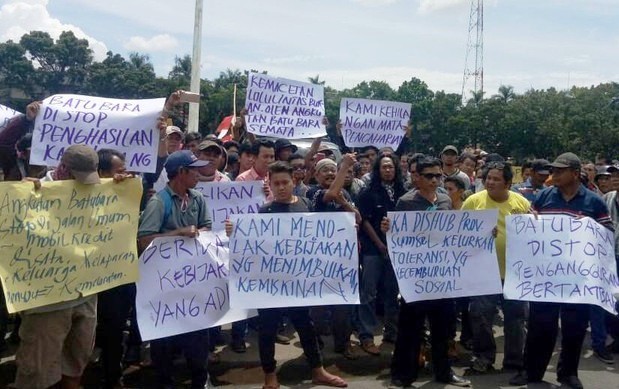 Sopir Truk Batu Bara Kepung Kantor Gubernur Sumsel