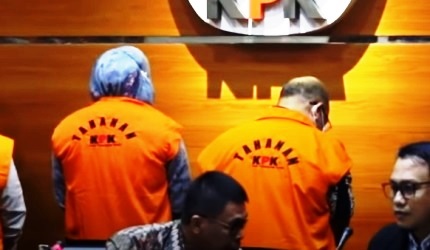 Bupati Kutai Timur dan Istri Kata Warga Serasi Dipakaikan Baju Seragam Oranye KPK