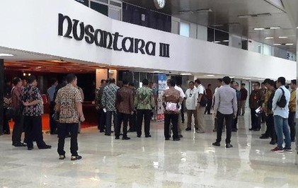 Saat Berbincang dengan Bamsoet, Ajudan Tito Membatasi Wartawan Mendekat