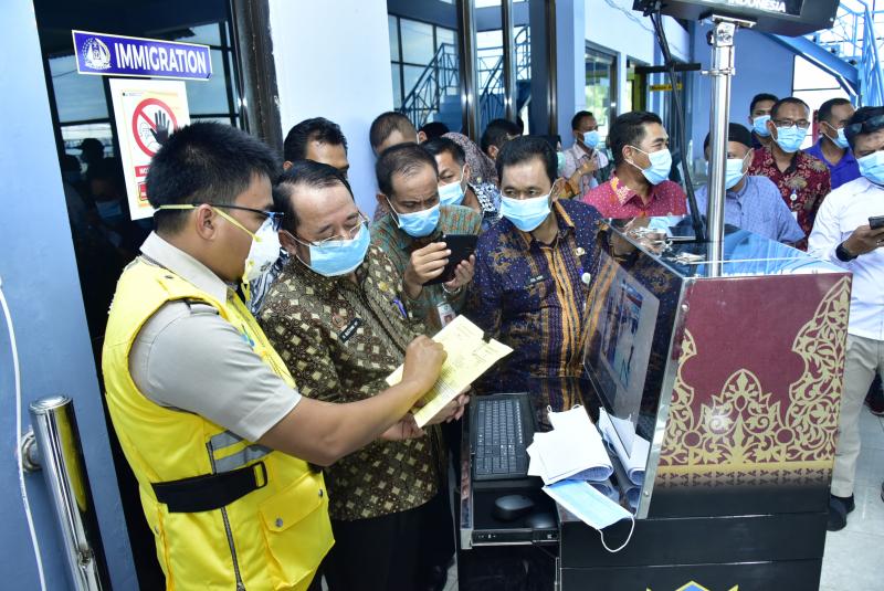 Antisipasi Virus Corona Masuk, Sekda Bengkalis Cek Thermal Scanner Pelabuhan
