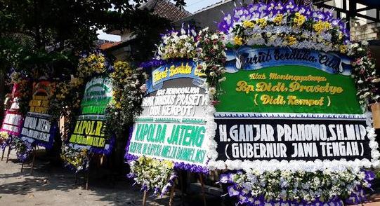 Karangan Bunga Ikut Berduka Banjiri Perkarangan Rumah Dedi Kempot