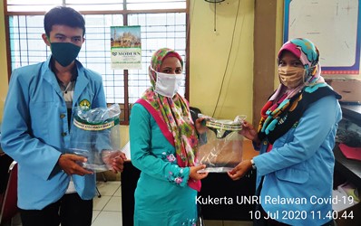 Tim Relawan Covid-19 Kukerta UNRI, Bagikan Face Shield ke Kantor Lurah Sidomulyo Barat