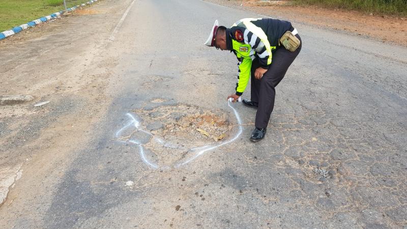 Warga Bintan dan Tanjungpinang Keluhkan.Jalan Jalinbar Rusak