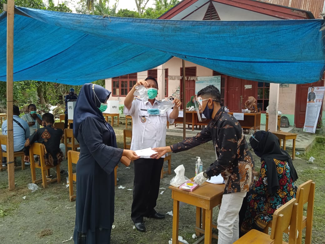 Datuk Penghulu Kasang Bangsawan Beserta Istri Gunakan Hak Pilih Ke TPS 02