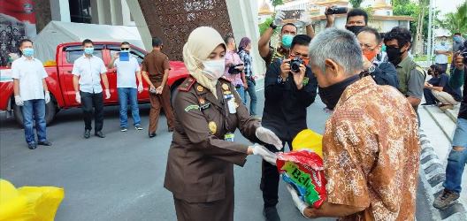 Kejati Riau Berbagi, Ratusan Paket Sembako Disalurkan