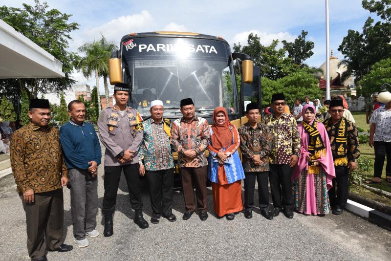 Wabup Kampar Lepas15 Orang Masyarakat Panutan Untuk Umroh