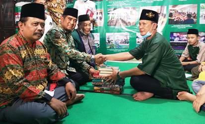 Sekeluarga Anton Dihadapan Ketua Umum PB GNP Covid 19 Memilih Masuk Islam