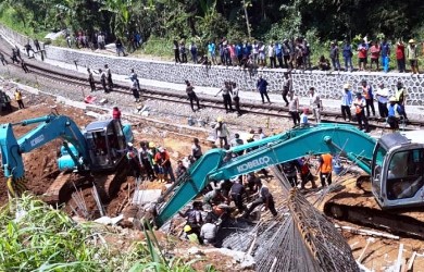 Empat Pekerja Proyek Double Track Rel Kereta Api di Cigombong Tertimbun Longsor