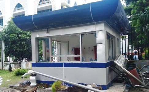 Demo Rusuh, Polisi Lepas Gas Air Mata di DPRD Medan