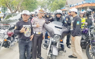 Kamseltibcar Lantas Polres Bintan Bagikan Stiker Pada 86 Moge
