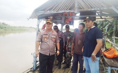 Perahu Penyeberangan Terbalik di Sungai Brantas 4 Hilang