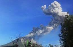 Erupsi Sinabung Intensitas Tebal Condong ke Arah Timur dan Tenggara