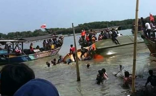 Saat Pesta Laut di Desa Prapag Kidul Kapal Peserta Terbalik