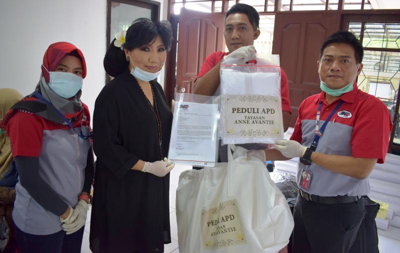 JNE Sistiribusi Gratis APD Anne Avantie untuk Paramedis