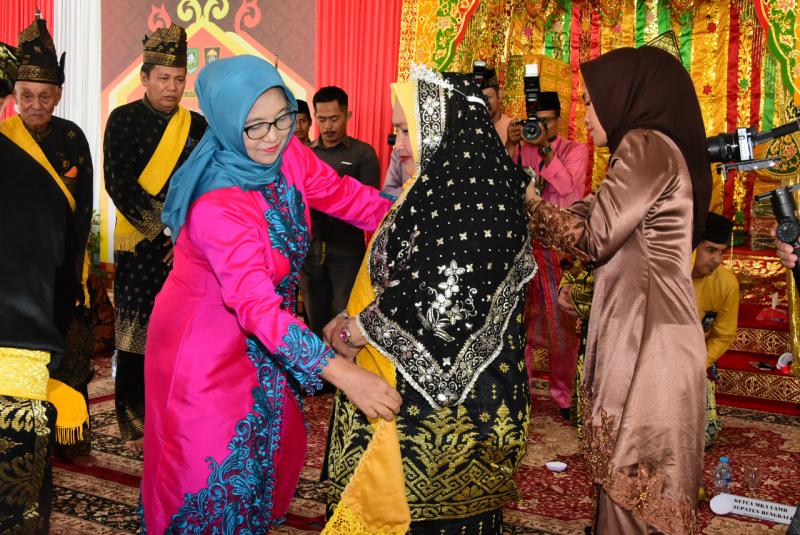 Bupati Amril dan Istri Dinobatkan Gelar  Adat