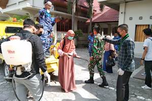 Rumah Warga Pekanbaru Disemprot Disinfektan Mahasiswa dan Tim