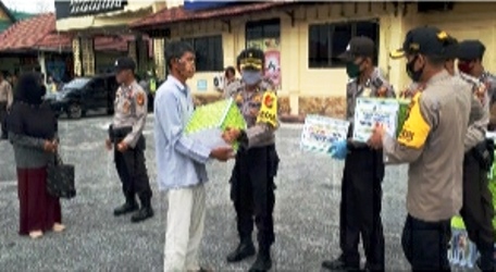 Jumat Berkah, Warga Bengkalis Datangi Mapolres Ambil Sembako
