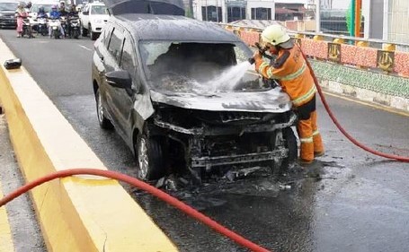 Mitsubishi Xpander Terbakar di Atas flyover Jalan Sudirman Pekanbaru