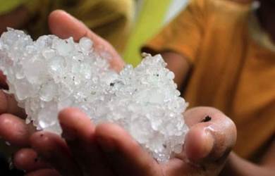 Momen Natal Sejuk di Trenggalek yang Disirami Hujan Es