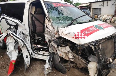Ambulan Terbalik di Jalan Raya Ngunut, Tulungagung Dua Sopir Selamat