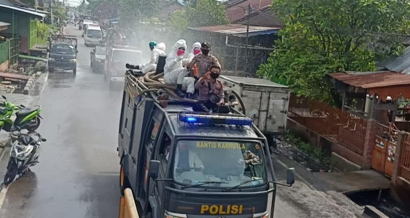 Polres Rohil Bersama Pemda Hujani Kota Bagansiapiapi Dengan Disinfektan