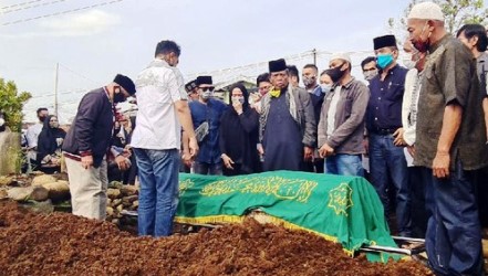 Seorang Pelayat Pingsan Saat Pemakaman Jenazah Gatot Brajamusti