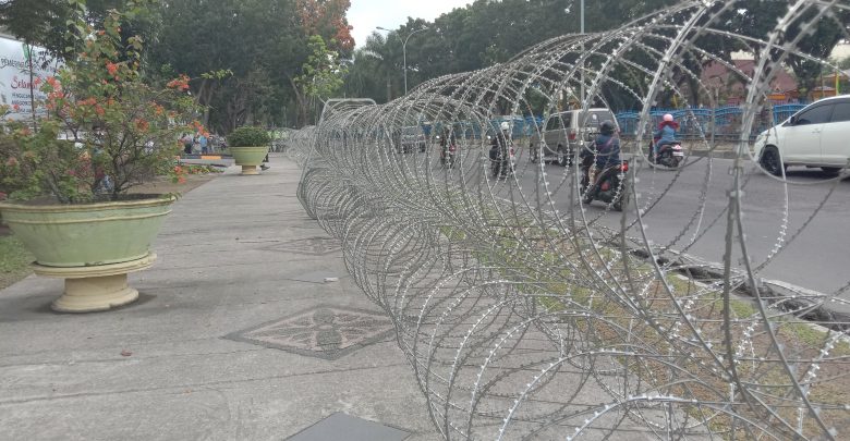 Aparat Keamanan Terus Berjaga di Depan Gedung DPRD Riau