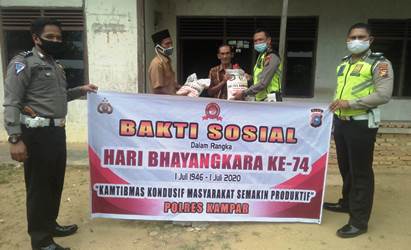 Ipda Khamry Gufron Langsung Antar Sembako Kerumah Warga, "Terima Kasih Pak Polisi"