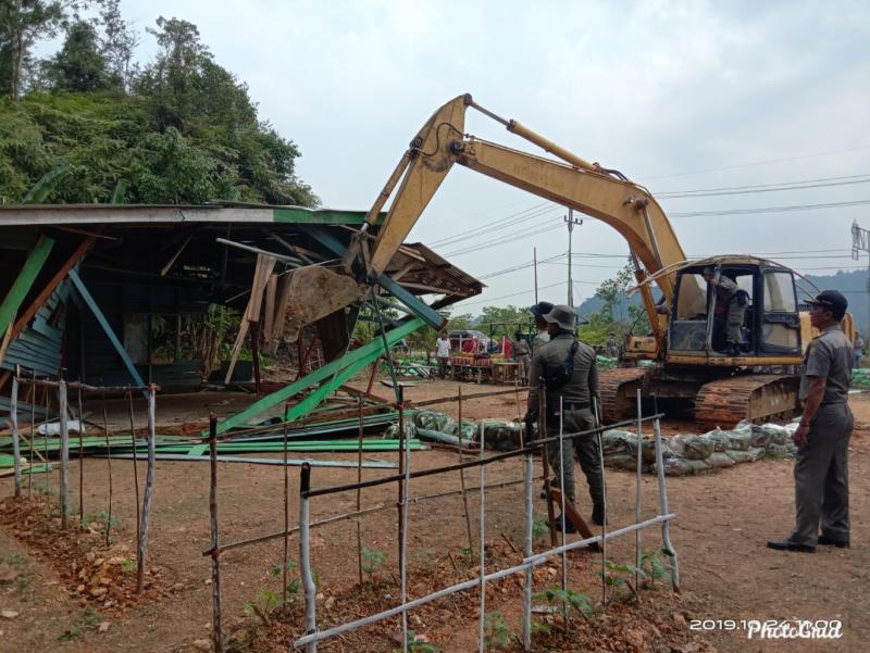 Tim Yustisi Kampar Bongkar Paksa Warung Remang - Remang di Kelok Indah