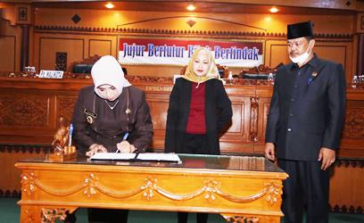 Persetujuan Ranperda Bersama Pimpinan DPRD Tanjungpinang Ditandatangani Rahma
