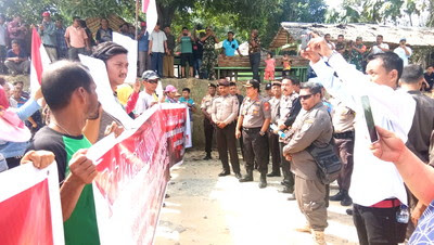 SK Gubernur Riau Diprotes Puluhan Warga Kandis