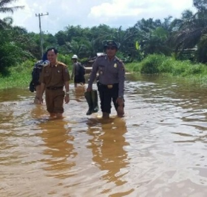Aparat Kepolisian, TNI dan Pemerintah Tinjau Lokasi Banjir di Ukui