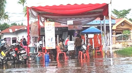 Warga Kelurahan Gading Nyoblos di TPS Kebanjiran
