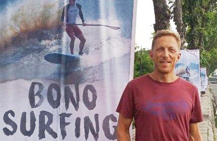 Dua Peselancar Perancis Taklukkan Gelombang Tujuh Hantu di Pelalawan