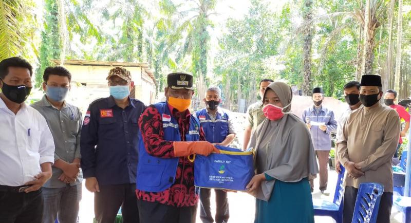 Serahkan Bantuan Korban Kebakaran Di Balai Jaya ! Wakil Bupati Rohil.. Ini Bentuk Kepedulian Pemda Rohil