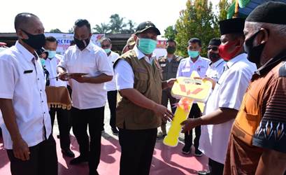 Secara Simbolis, Kunci Mobil Ambulan Diserahkan Catur Pada Dua Camat