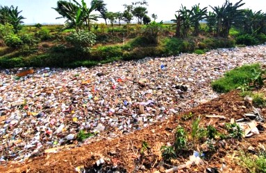 Kali ambe Kabupaten Bekasi Dipenuhi Sampah Kiriman