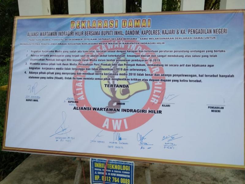 Spanduk Aksi Damai Wartawan Inhil Menyeret Nama Bupati dan Sejumlah Institusi