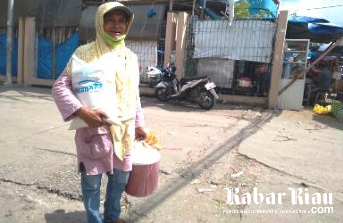 Rumah Yatim Salurkan "Bako" Pada Lansia Penjual Keripik Jengkol di Pasar Kodim Pekanbaru
