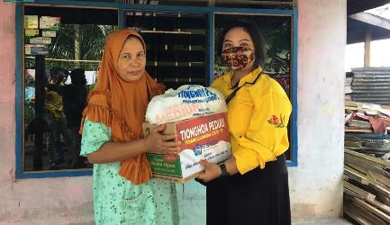 Unilak Bagikan Sembako dan Masker Buatan Mahasiswa