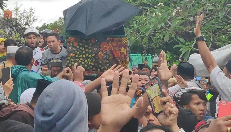 Isak Tangis Mengiringi Kepergian Istri Ustaz Maulana ke Pemakaman