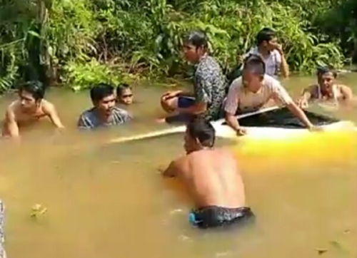 Setelah Tabrak Pelajar SMK, Fortuner di Pelalawan Terjun ke Sungai