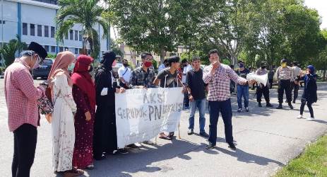 Massa Minta KY Panggil Hakim Vonis Bebas WNA Pencuri Ikan